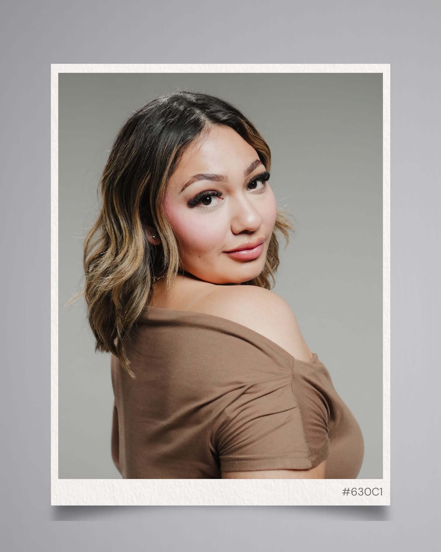 Retrato editorial de belleza con piel luminosa — Nube Clinic