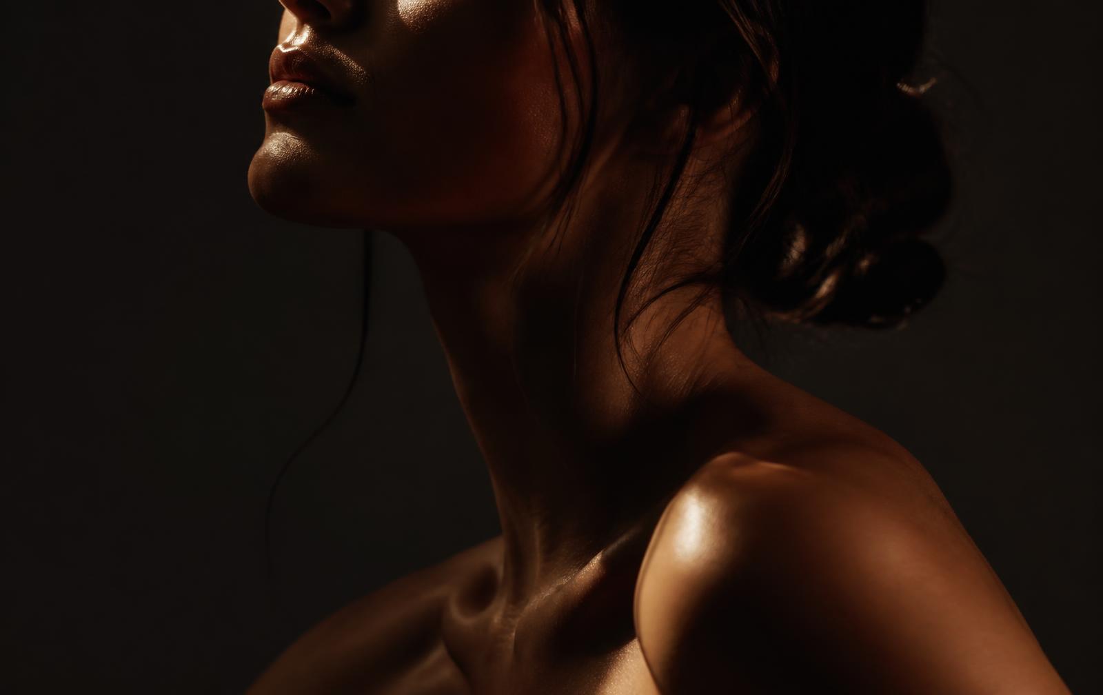 Retrato editorial en penumbra — Nube Clinic